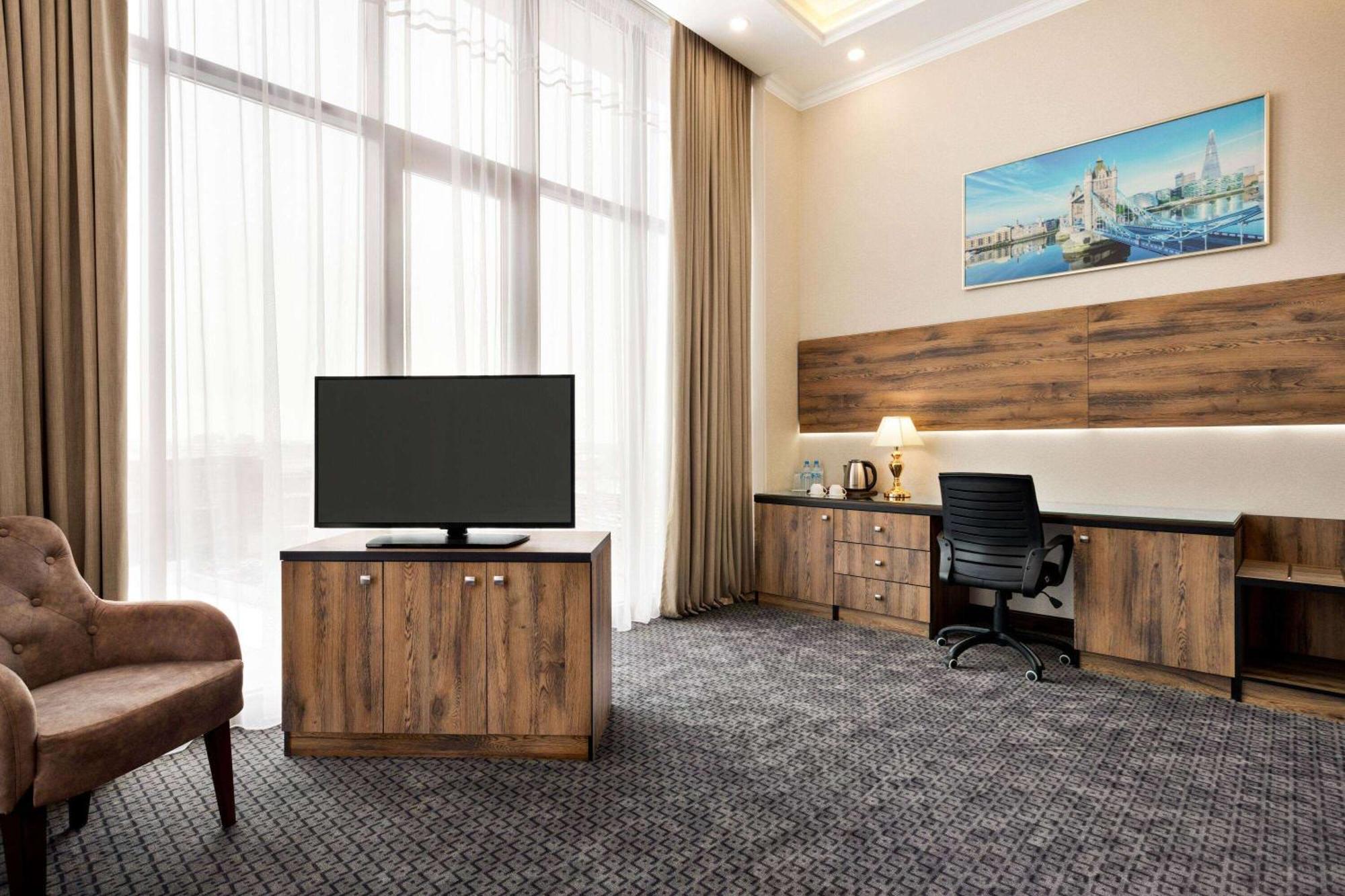 ホテル Ramada By Wyndham シムケント エクステリア 写真