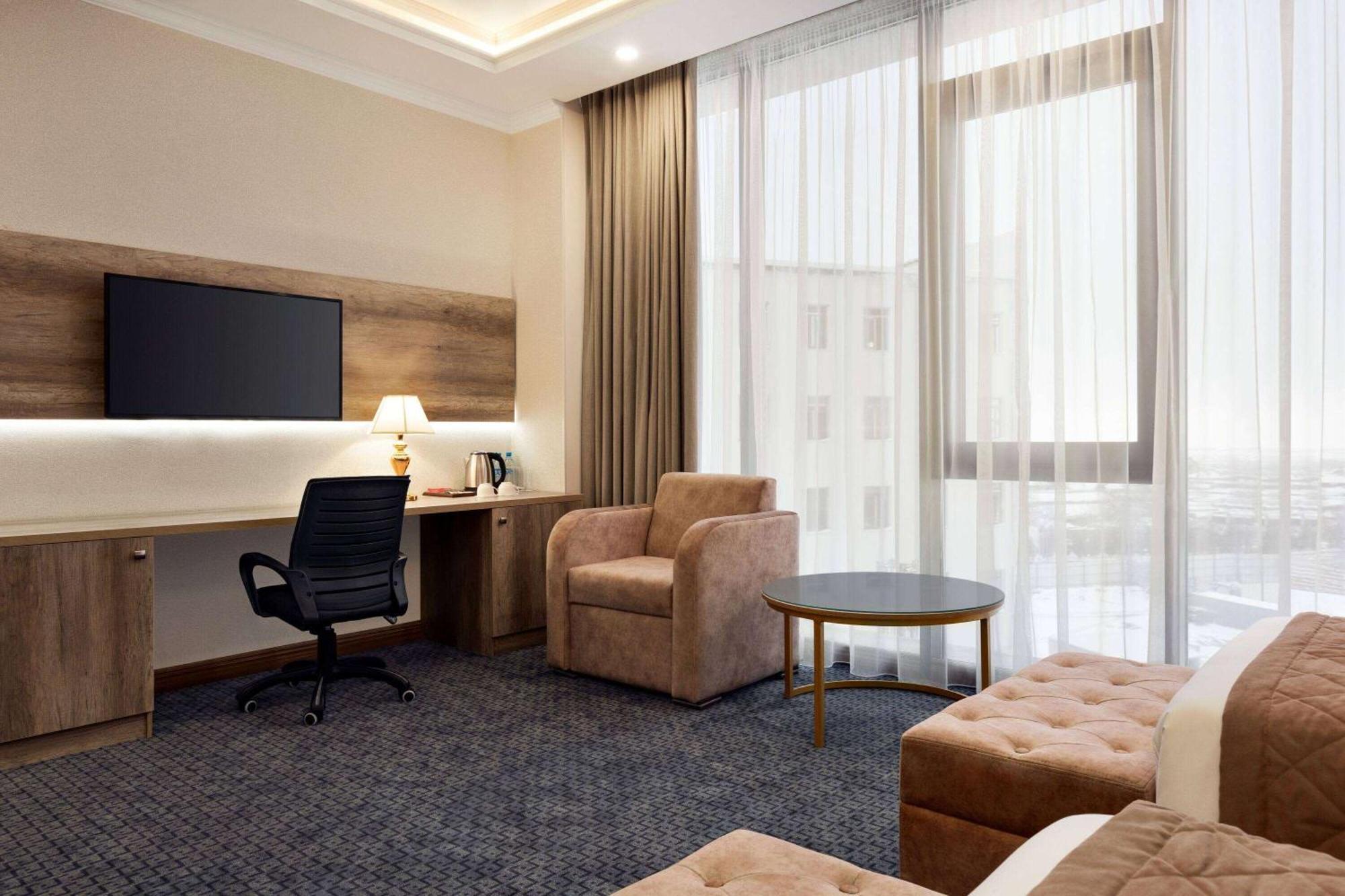 ホテル Ramada By Wyndham シムケント エクステリア 写真